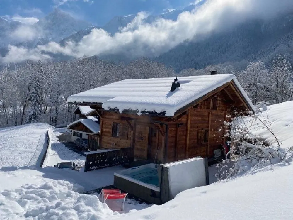 magnifique chalet 4* et sont spa de luxe  au calme chauffé toute l année vue sur toute la chaine du mt blanc aiguille du midi vous serez apprécier ce moment de détente 