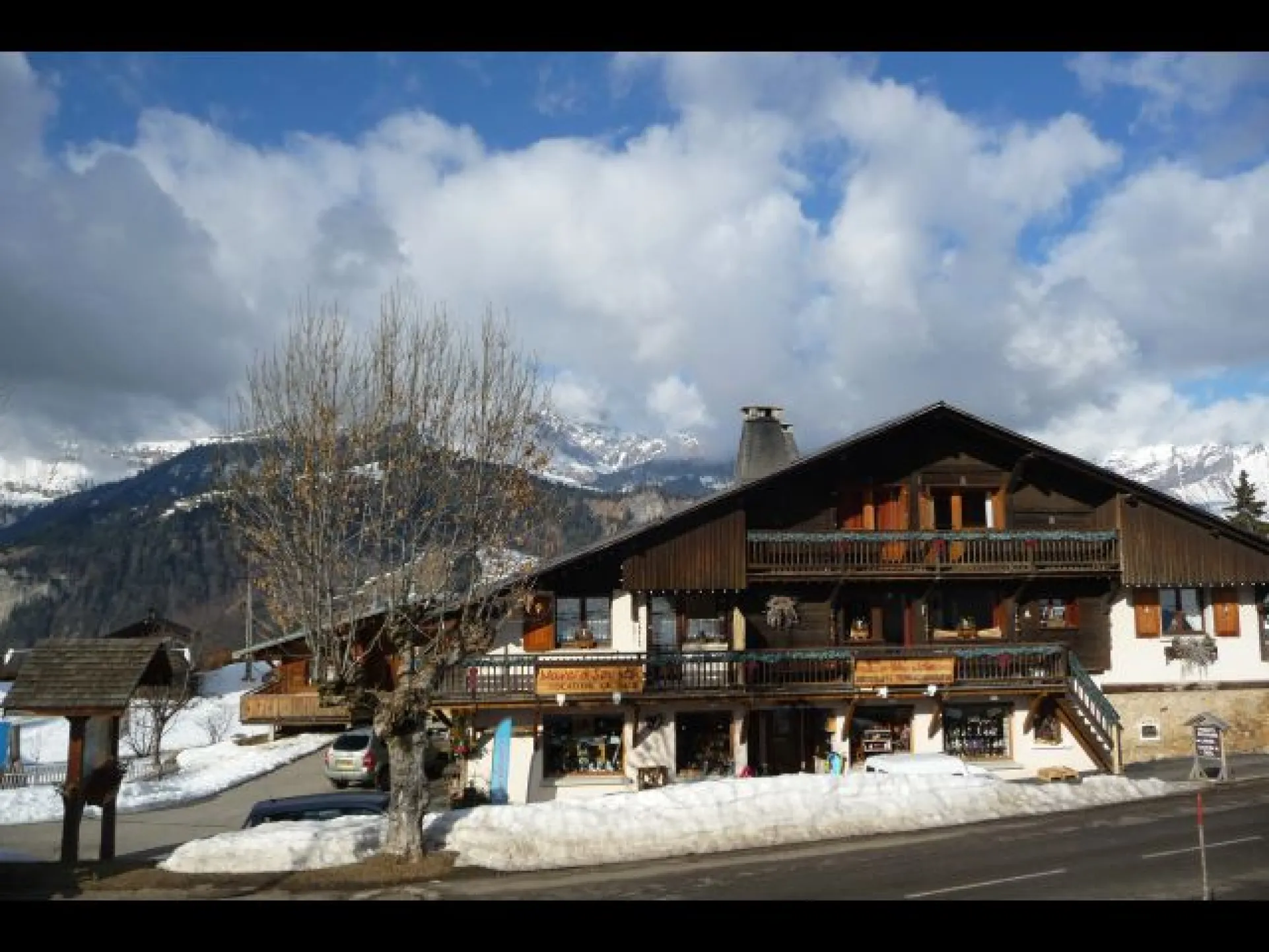 Chalet situé au village, proche de l'Office de Tourisme, de l'ESF, des remontées mécaniques, de l'agence postale communale
Au rez de chaussée du chalet, se trouve une laverie automatique