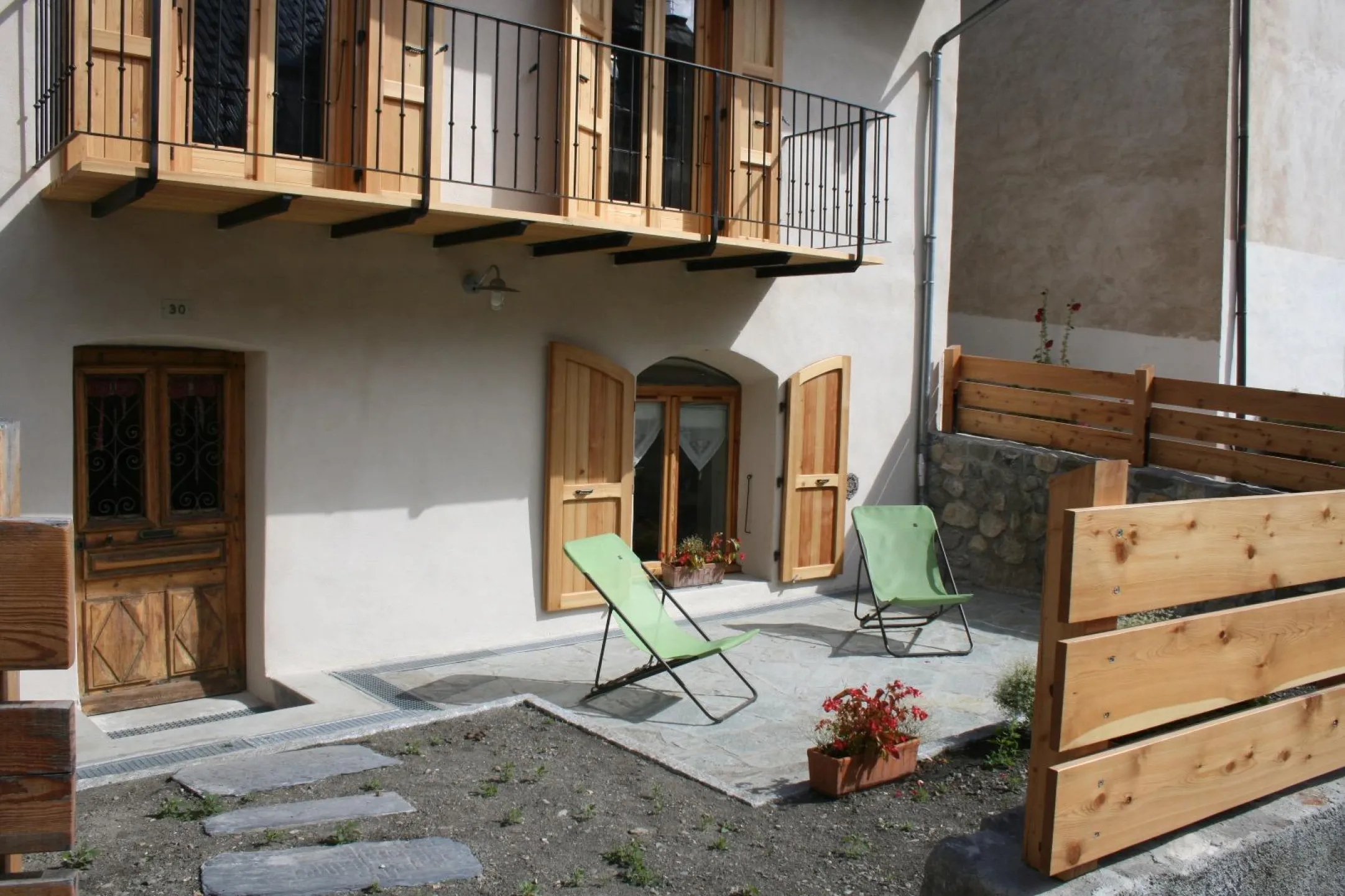 Terrasse privative  au coeur du village du Monetier !  
Mobilier de jardin disponible