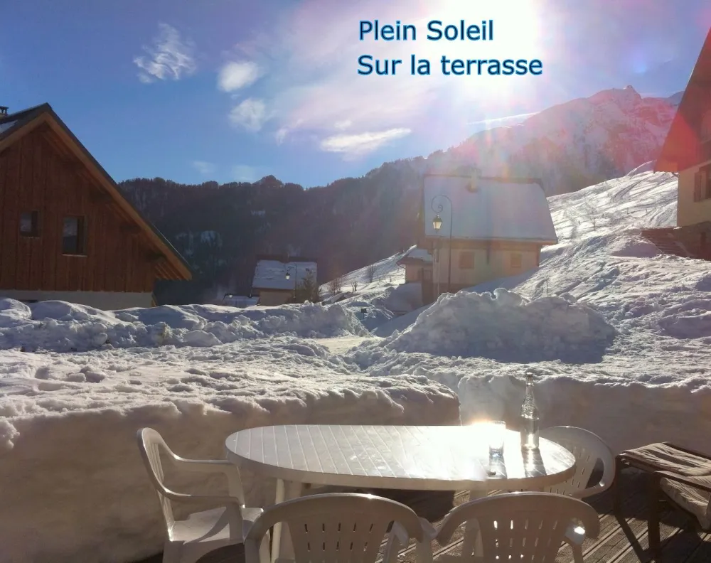 Terrasse en Angle avec 3 expositions et Vue sur les Montagnes.
Terrasse  de Plein Pied donc Sans Danger pour les Enfants et Jardin Autour. pour y jouer.
Barbecue Fixe. 
