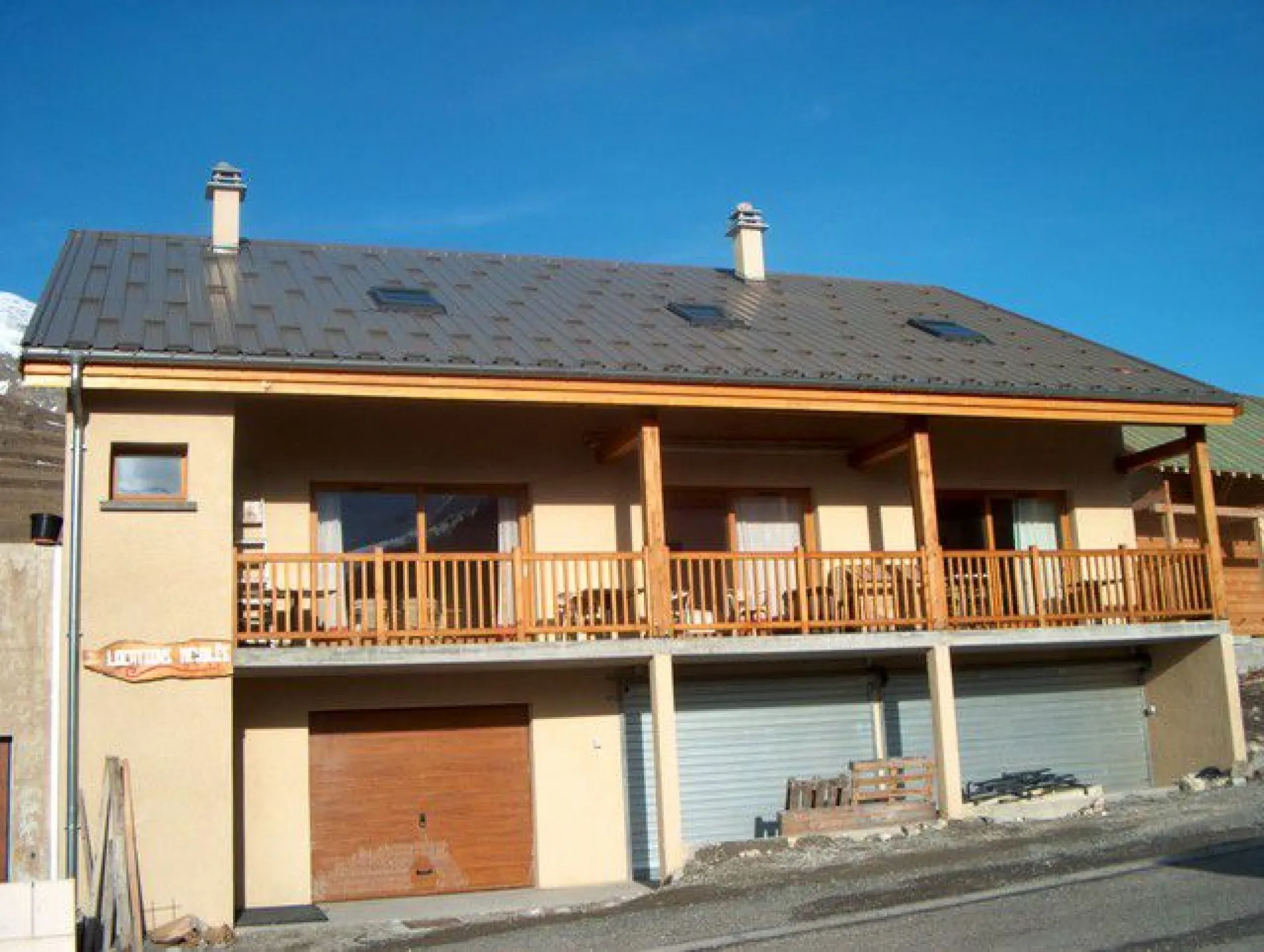 la façade du bâtiment et son grand balcon/terrasse, exposée Sud/Ouest, permet de profiter du soleil des Alpes du Sud, particulièrement l'après-midi et jusqu'au coucher