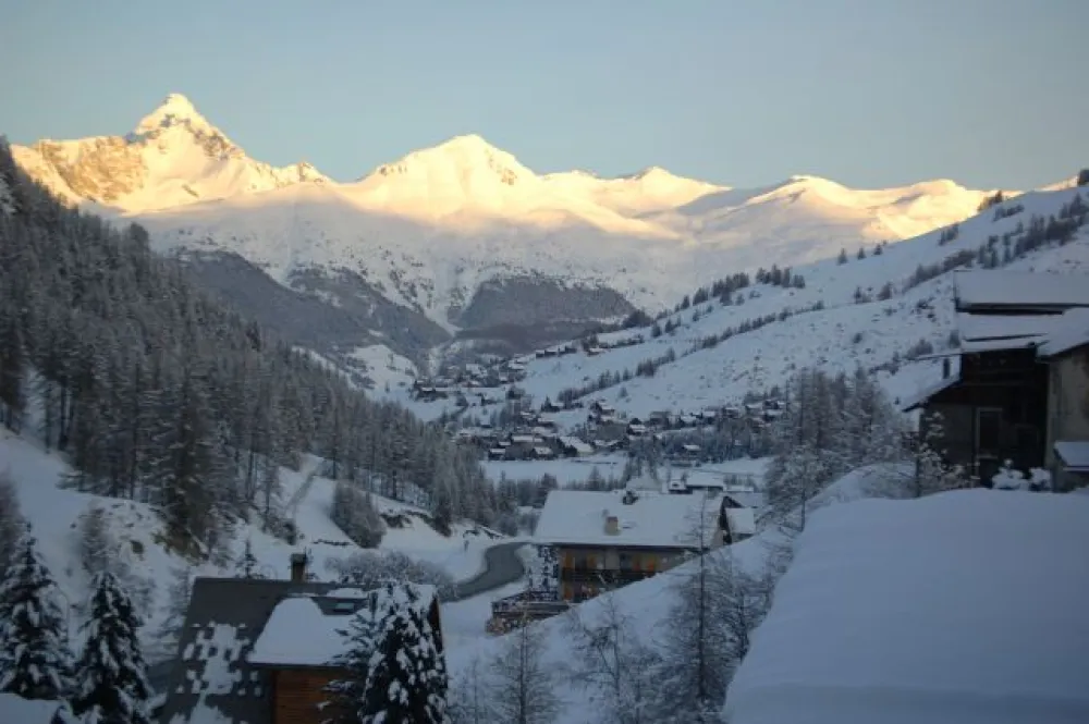 Vue du salon : PIC DE ROCHE BRUNE.
MOLINES
Quelques maison de la Chalp.