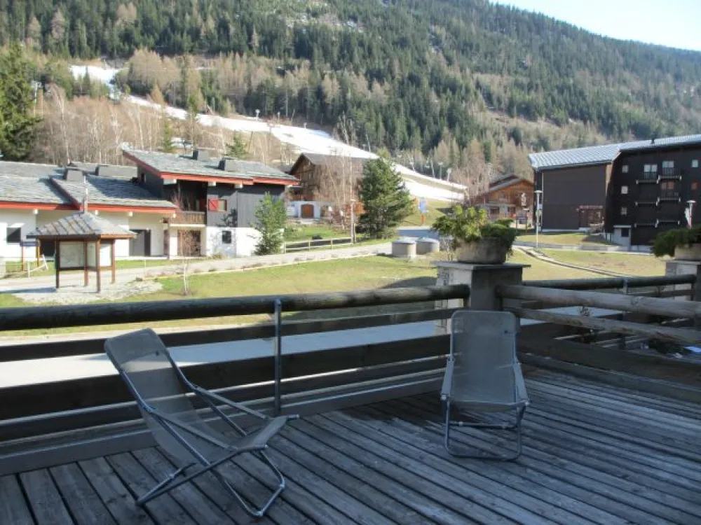 Vue de la station et des pistes de ski depuis la terrasse