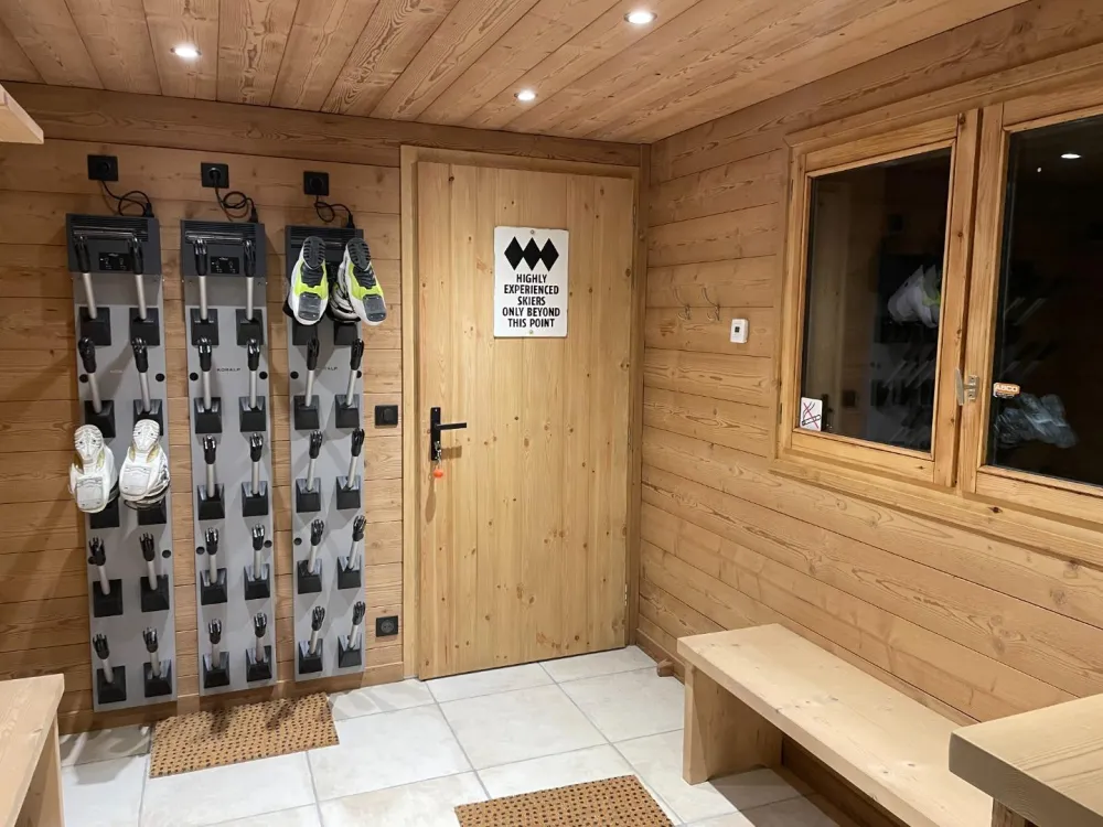 entrée skiroom
chauffe-chaussures 15 paires & chauffe-gants 14 paires - nombreux rangement
penderie et rangement