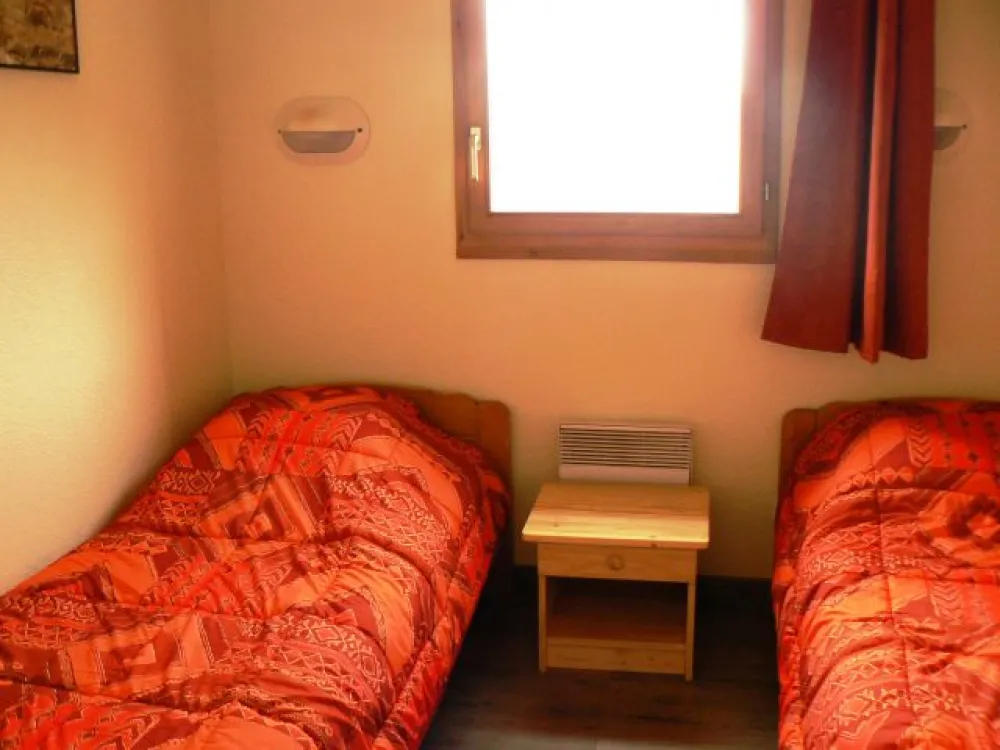 Chambre 2 avec 2 lits en 80