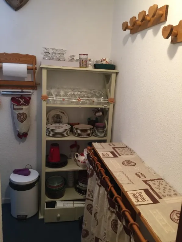 entrée (donnant sur le coin cuisine) avec meuble à vaisselle (largement équipée pour 8/10 p.), meuble à chaussures et porte-manteaux (13 patères) , 
aspirateur