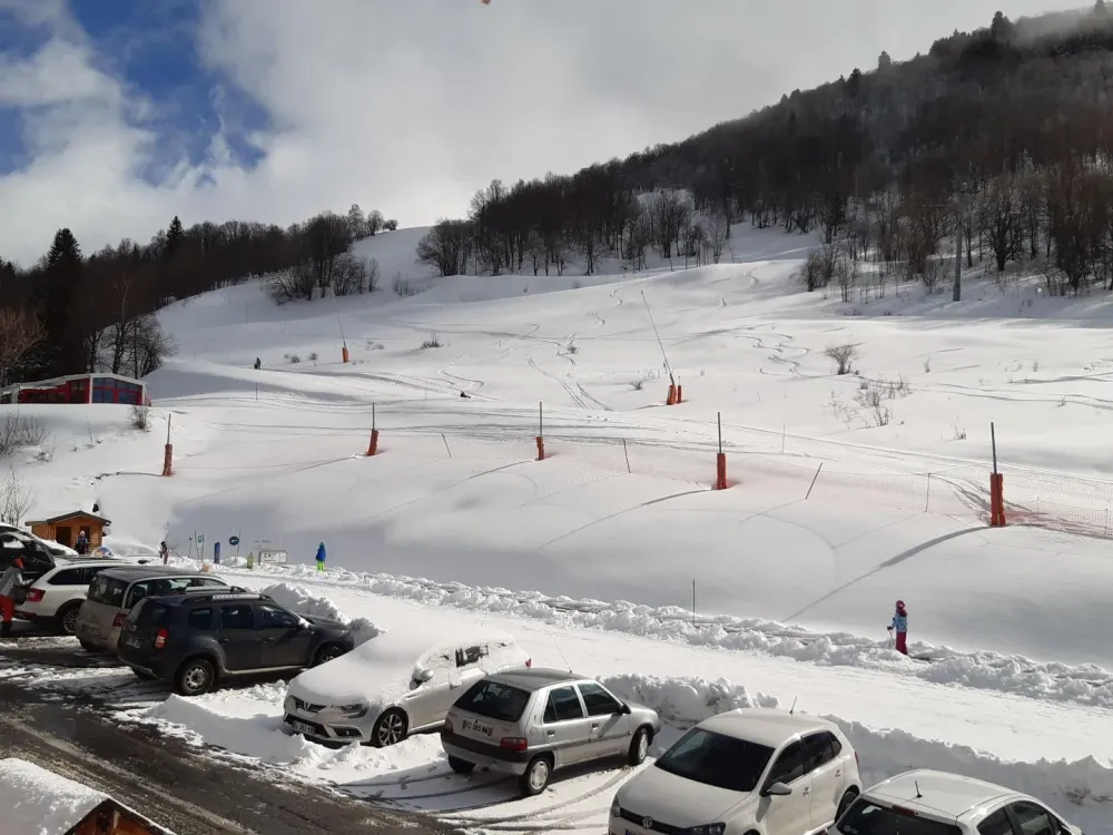 A 50m du chalet le départ des pistes.
Petit télésiège des clochettes qui vous emmène au cœur du domaine skiable