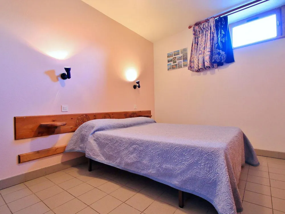 Première chambre avec un lit double de 140 