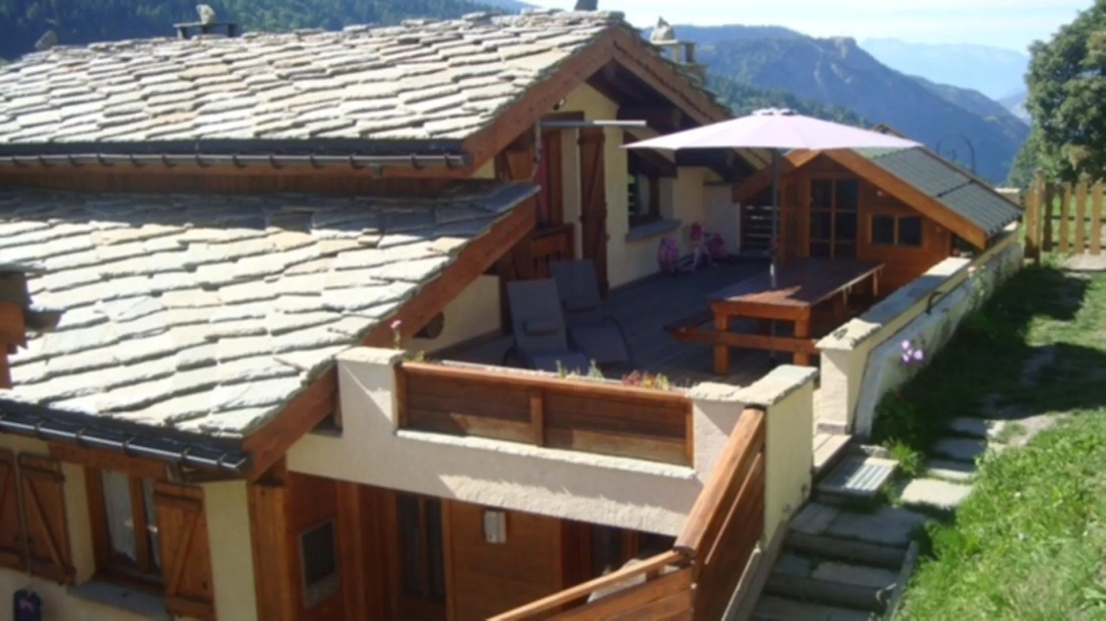 Terrasse extérieure, derrière le chalet l'été
