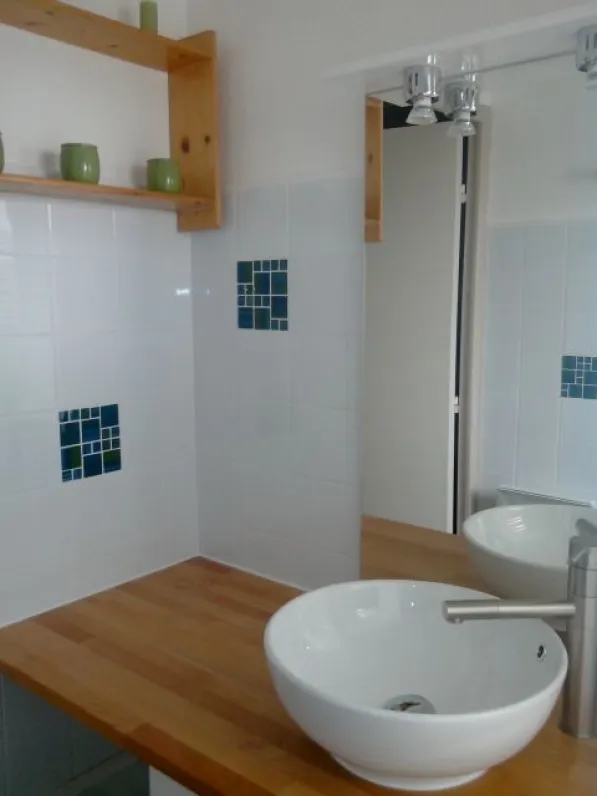 Salle de bain esprit zen avec baignoire