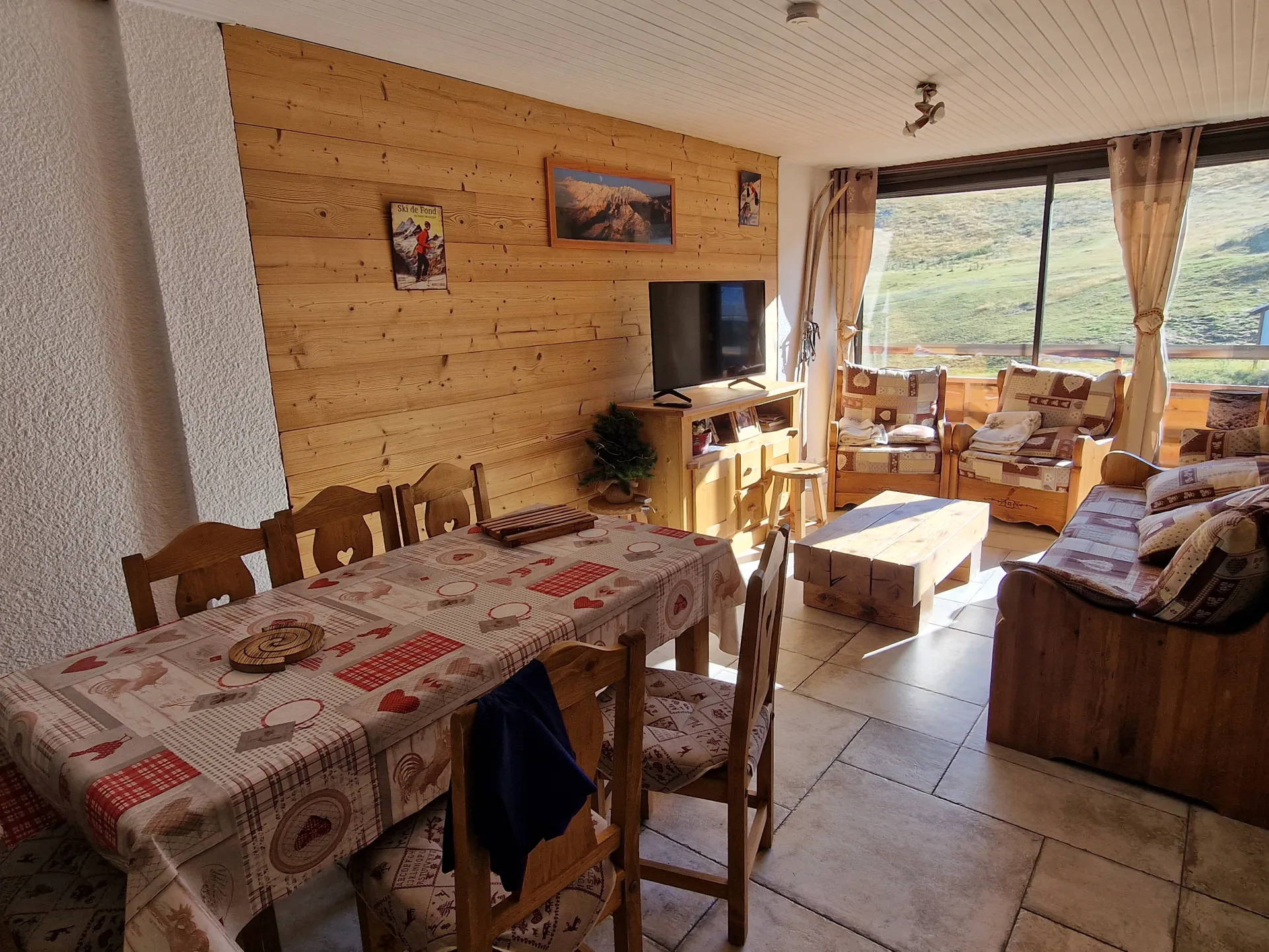 coin repas et salon en arrière plan