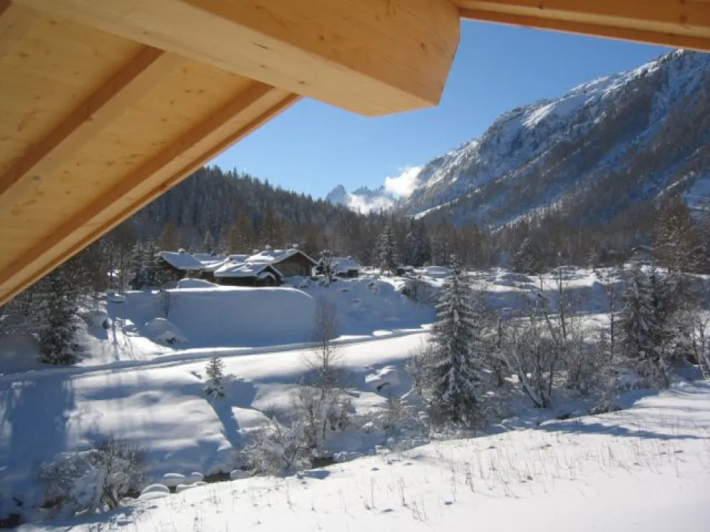 Photographie prise de l’appartement du propriétaire en hiver 2010 — vue sur le hameau des Montets —.