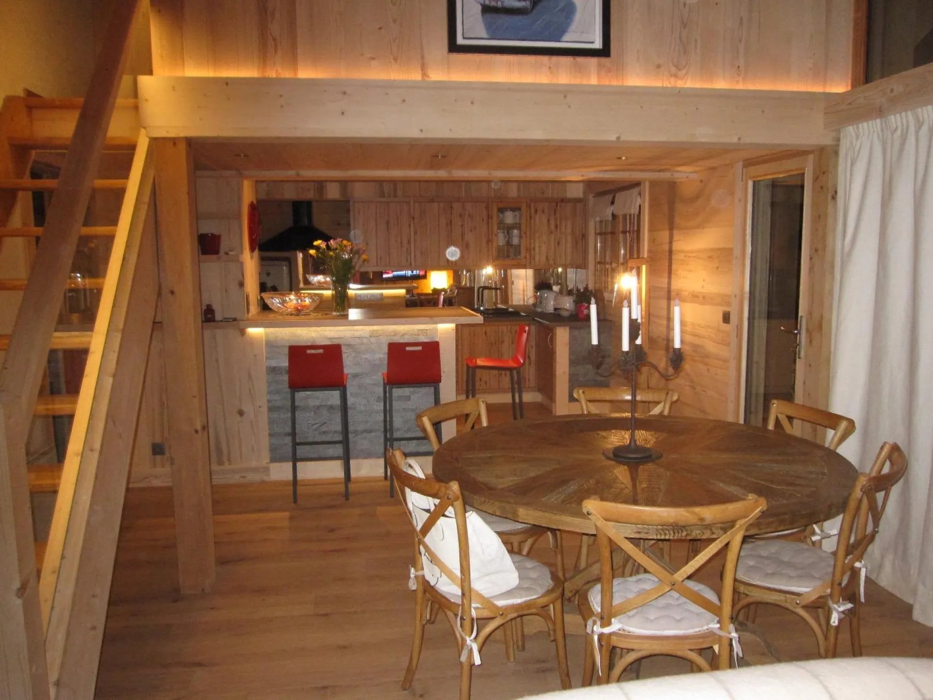 Salle de séjour avec cuisine ouverte / Table ronde 8 personnes.
Mezzanine fermée / Chambre indépendante.