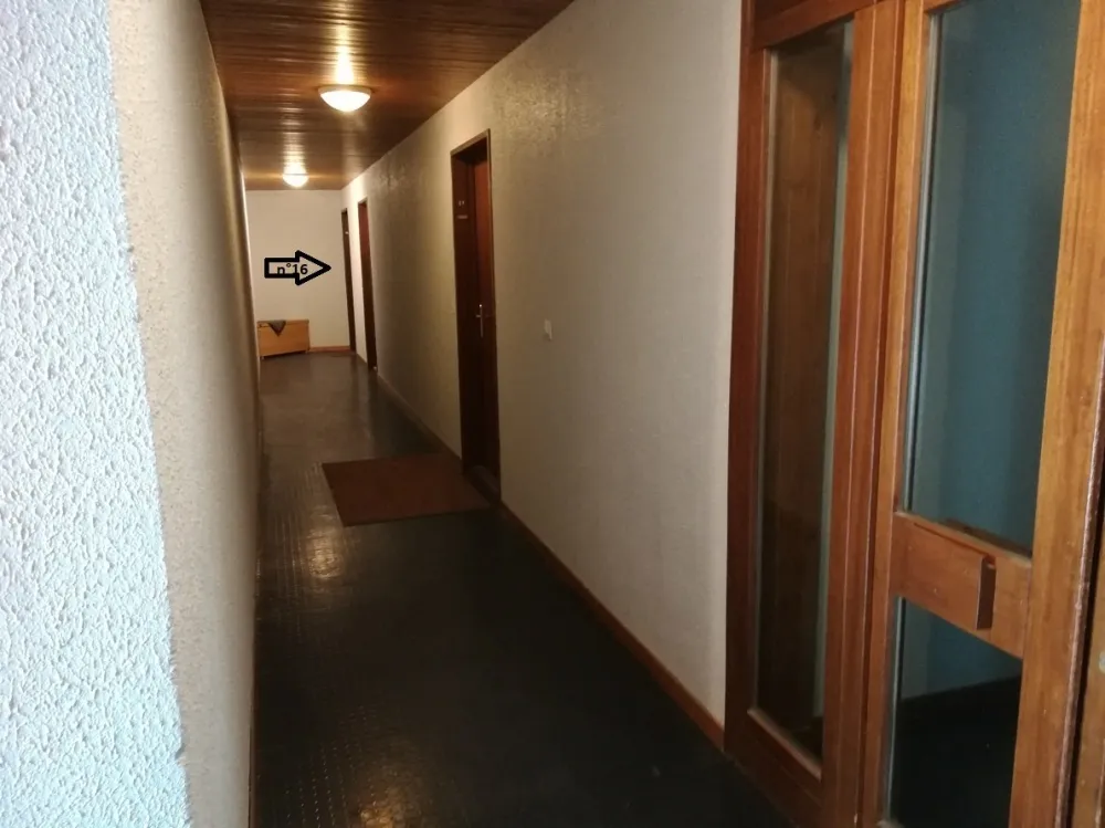Entrée de l'appartement au rez-de-chaussée : local à skis à l'entrée de la Résidence.