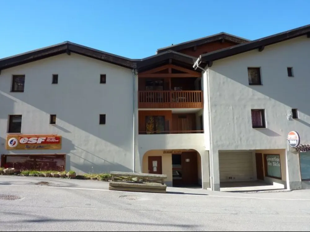 Entrée de la Résidence (l'appart donne de l'autre côté), avec magasin de sports (en hiver location de matériel de ski) et ESF juste à côté (rassemblement des cours).
A 50m : Petit supermarché, restaurant-bar, office de tourisme, mur d'escalade.
