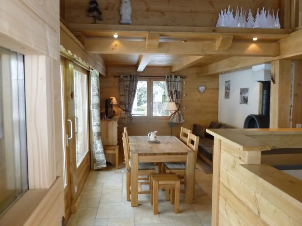 vue sur le pas de la porte d'entrée qui donne sur le coin salon/salle à manger
