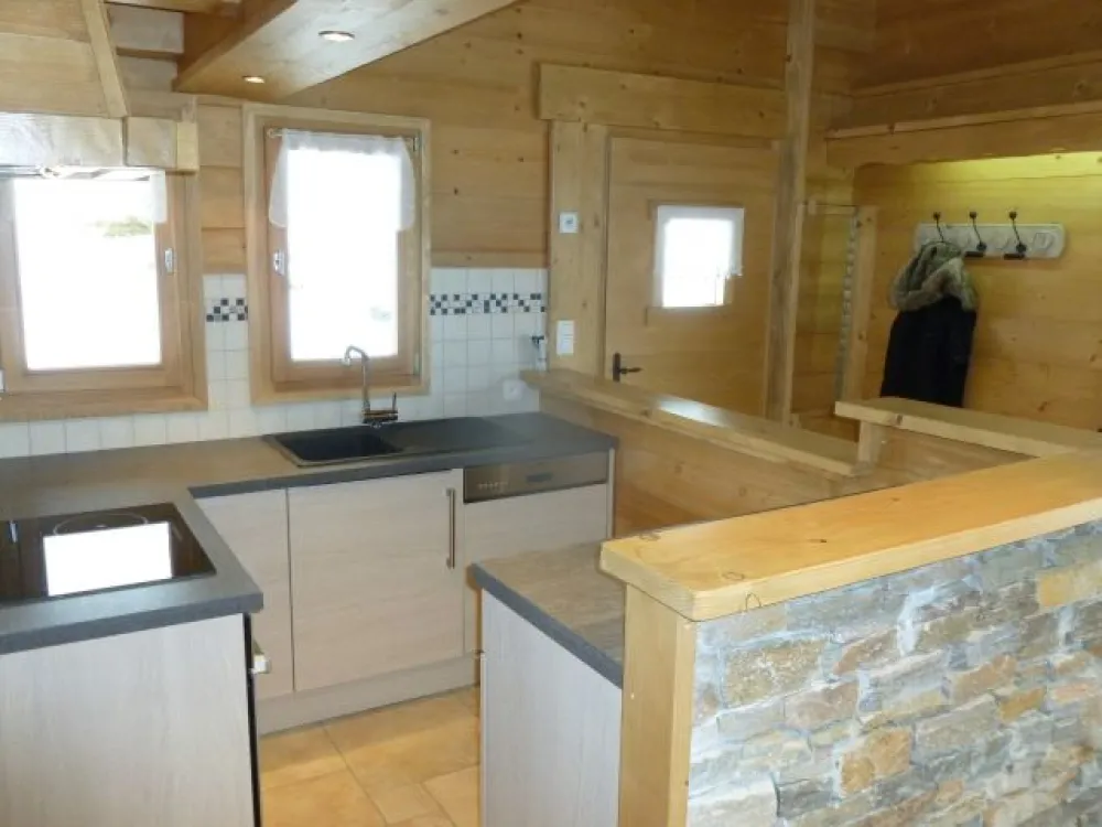 Coin cuisine avec four, lave vaisselle, frigidaire avec compartiment congélateur, micro-ondes, 3 plaques inductions