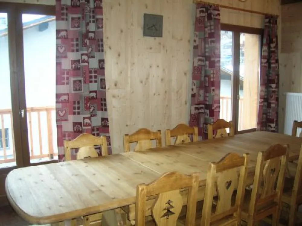 Salle à manger avec une grande table 