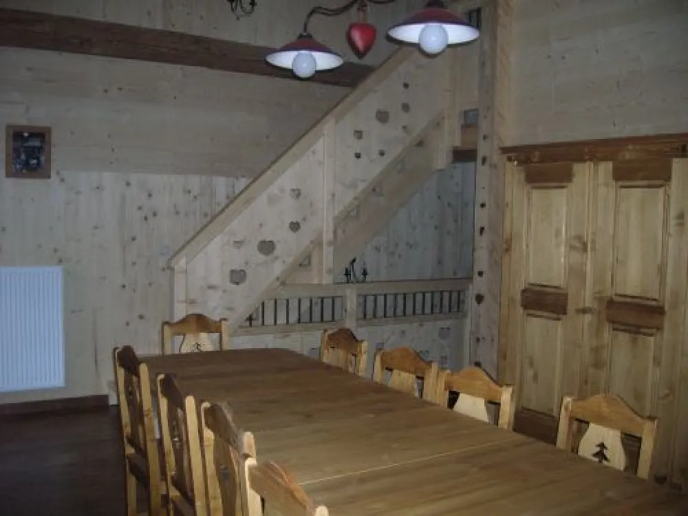 Salle à manger avec l'escalier qui monte à la mezzanine