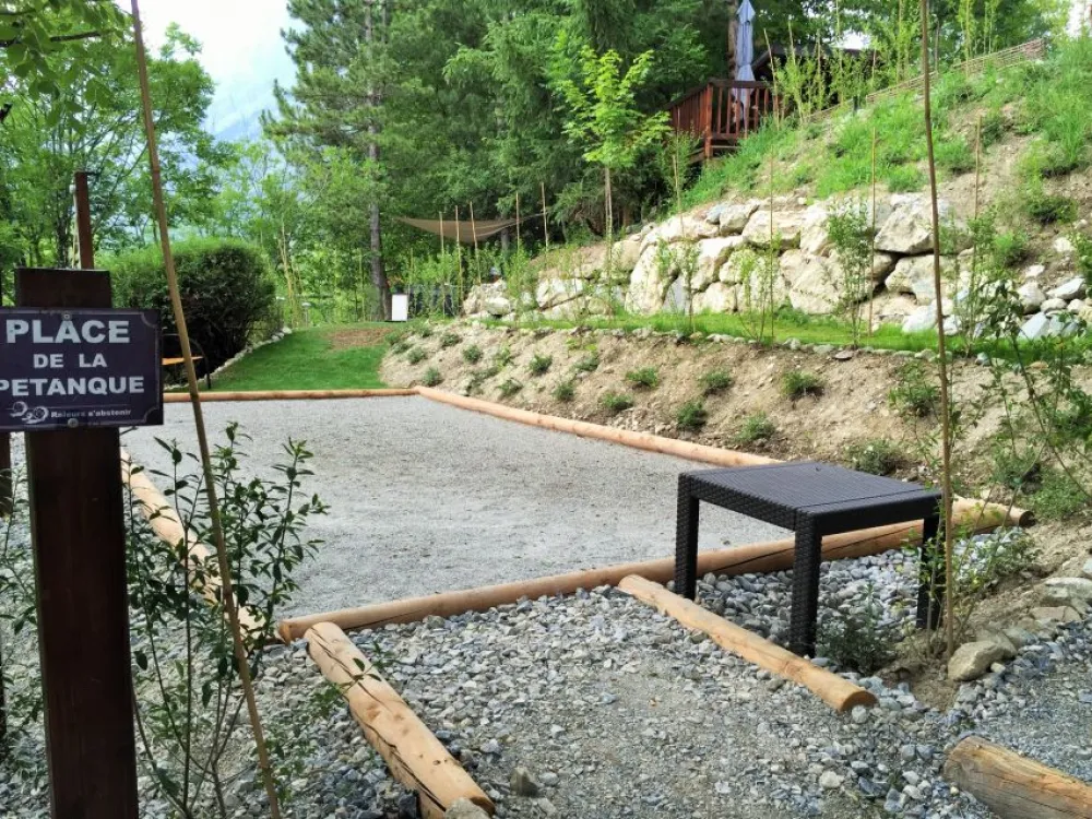 Terrain de pétanque.
Eclairage de nuit