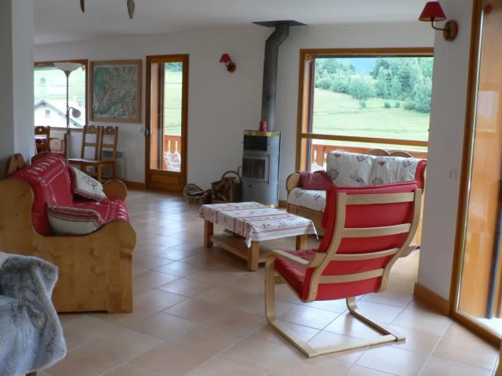Séjour spacieux et lumineux , coin "poële". Vastes baies vitrées sud et ouest accès balcon au  sud et terrasse à l'ouest.