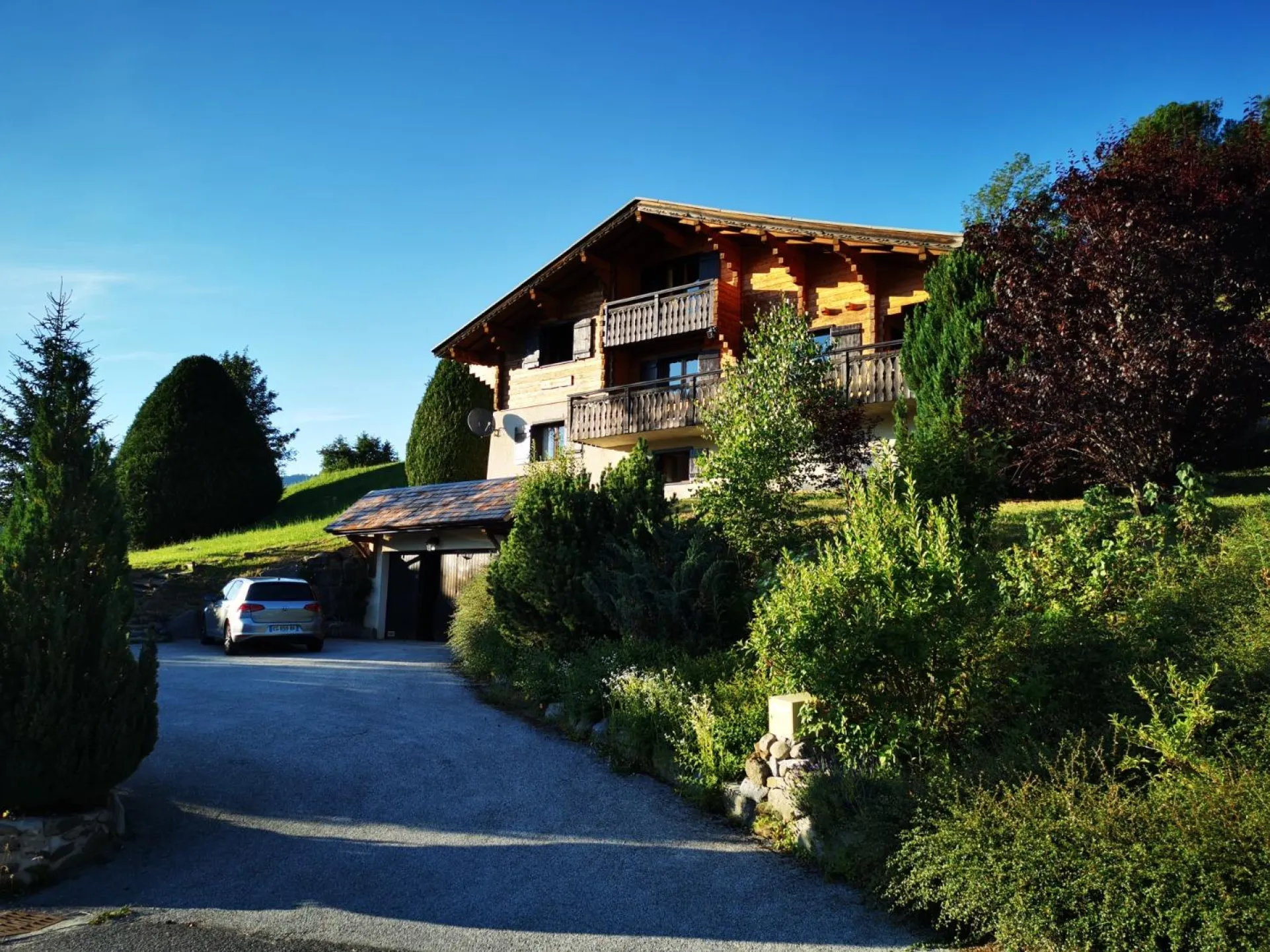 Parking privé pour 4/5 voitures. Le village est accessible à pied, par un chemin en 5 à 10 mns suivant le rythme. Le chemin mène également à la clusaz à pied en 1/4 d'heure