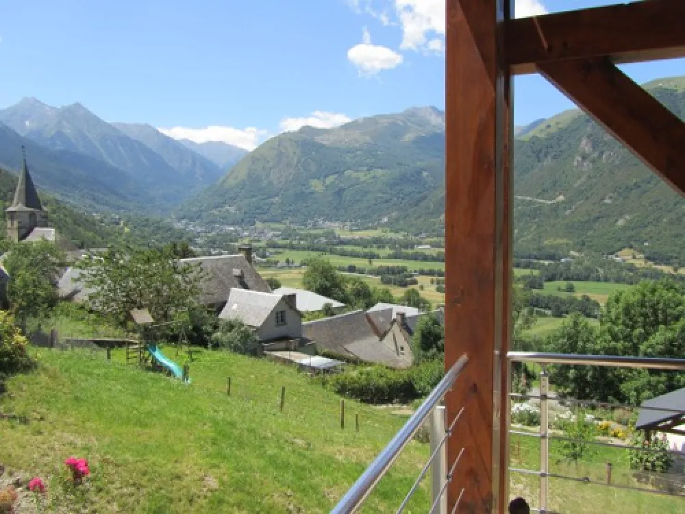 Vue SUD depuis la terrasse sur le village de CAMPARAN, SAINT-LARY SOULAN à 3 kms et le Massif du NEOUVIELLE classé patrimoine Mondial de l'UNESCO à 20 mn.