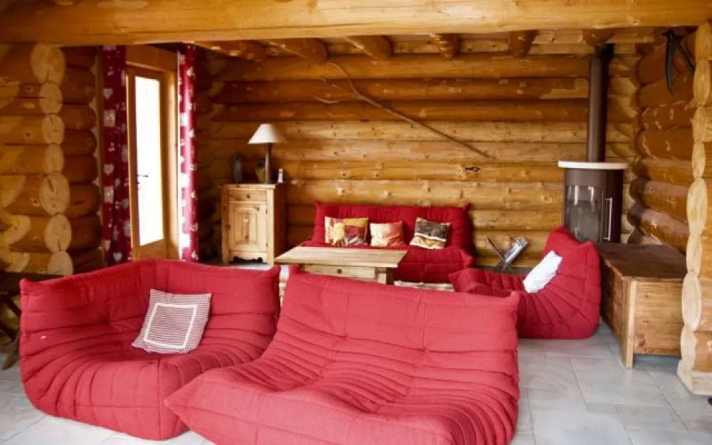 Salon avec poele scandinave et coffre à bûches