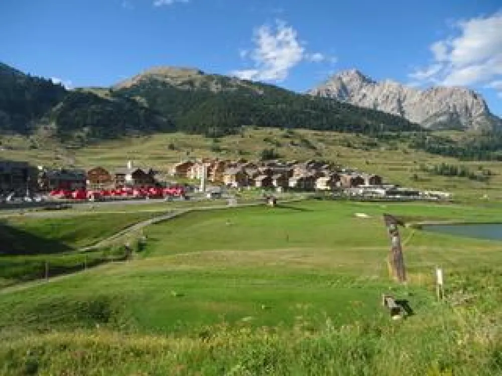 Vue du Hameau de l'Obélisque depuis le golf
