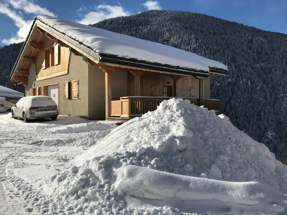 Accès à l'appartement par la terrasse au niveau de la route