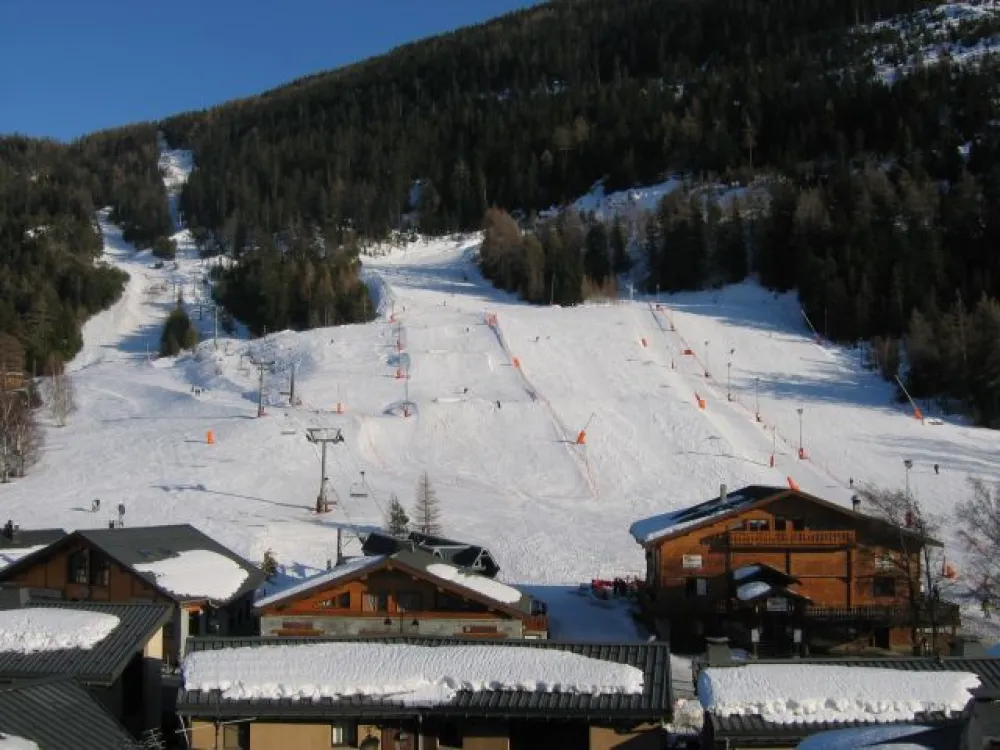 Accès direct sur les pistes et aux commerces,école de ski,remontées mécaniques au pied de la Résidence.