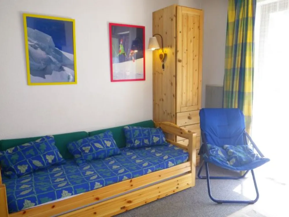 Studio équipé d'un lit gigogne 2 x 80 cm avec sommier relevable . Nombreux rangements et bel éclairage.
