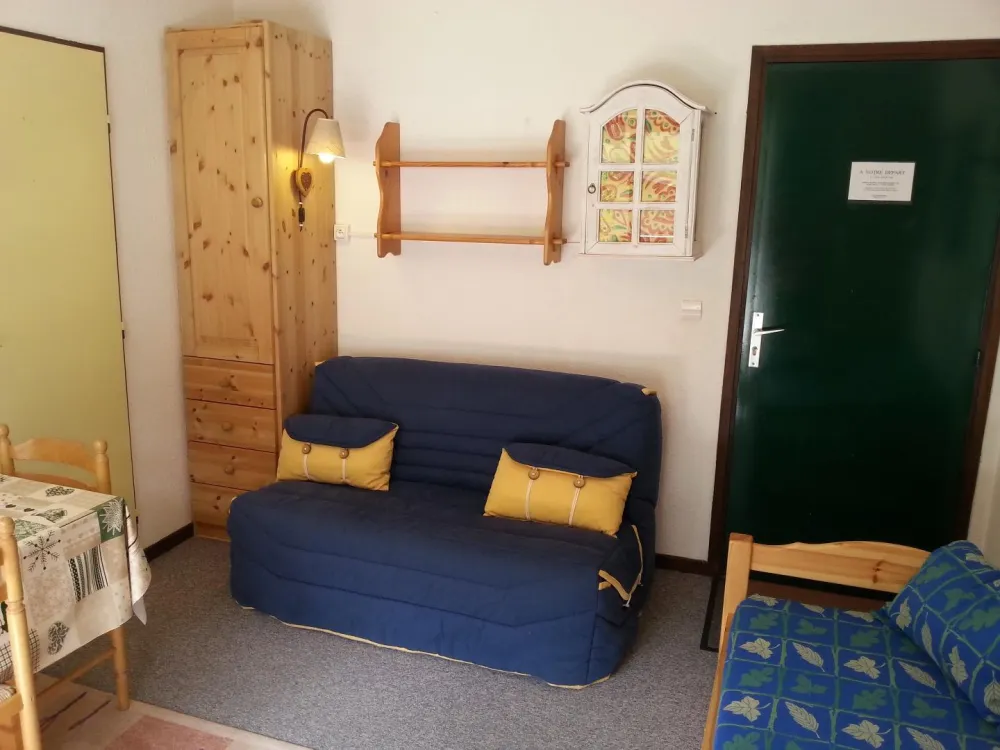 Studio équipé d'une banquette BZ confortable pour un couchage en 140.