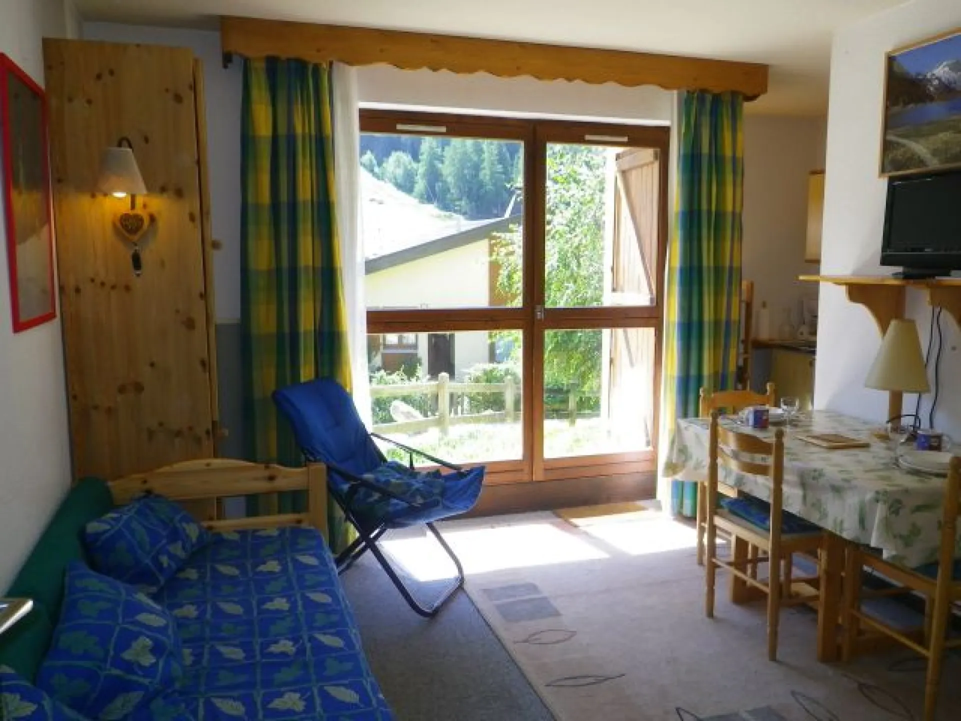 Piéce de vie trés lumineuse,orientée au Sud avec vue sur les pistes.Studio bien équipé situé au calme , à l'abri de toute circulation mais proche des commerces et des remontées mécaniques.
