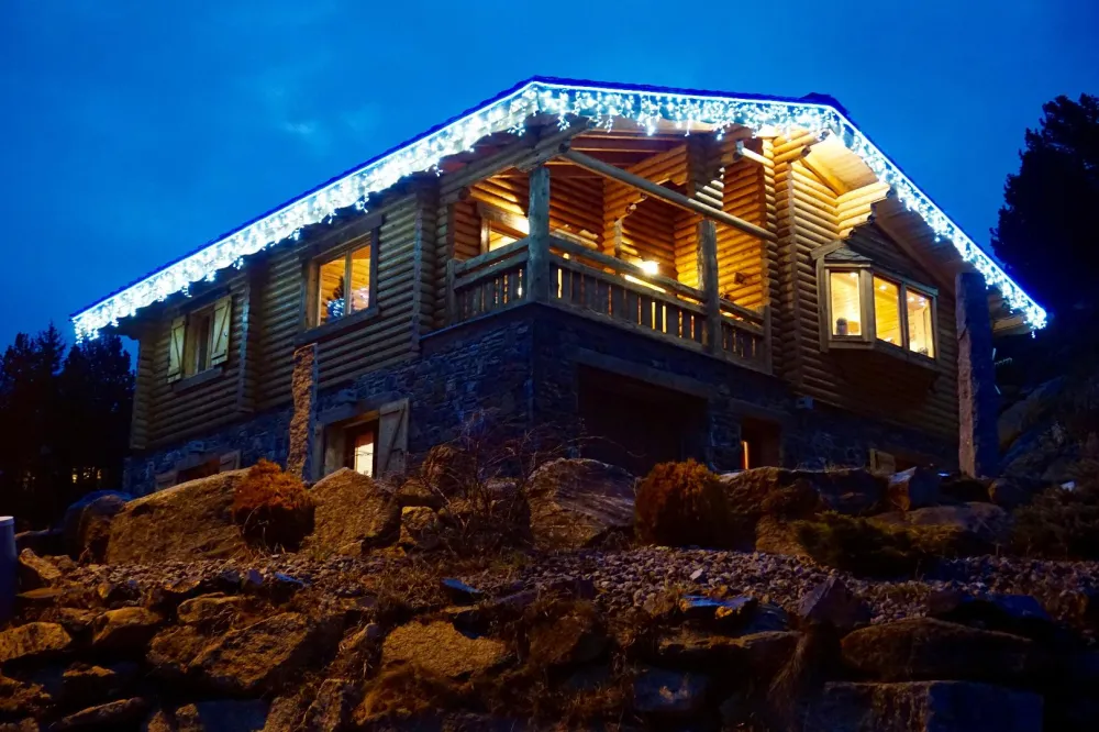 LE CHALET ET SES ILLUMINATIONS DE FÊTE: Profitez de l'ambiance des fêtes et des illuminations qui réchaufferont la blancheur de la neige hivernale.
