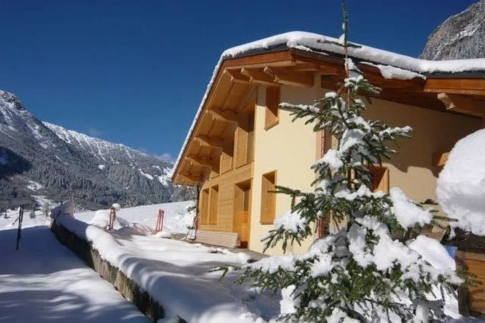 "Le Petit chalet" tout neuf sera mis à la location dès cette saison d'hiver ; idéalement situé à proximité du village, vous partez et revenez skis aux pies !!!