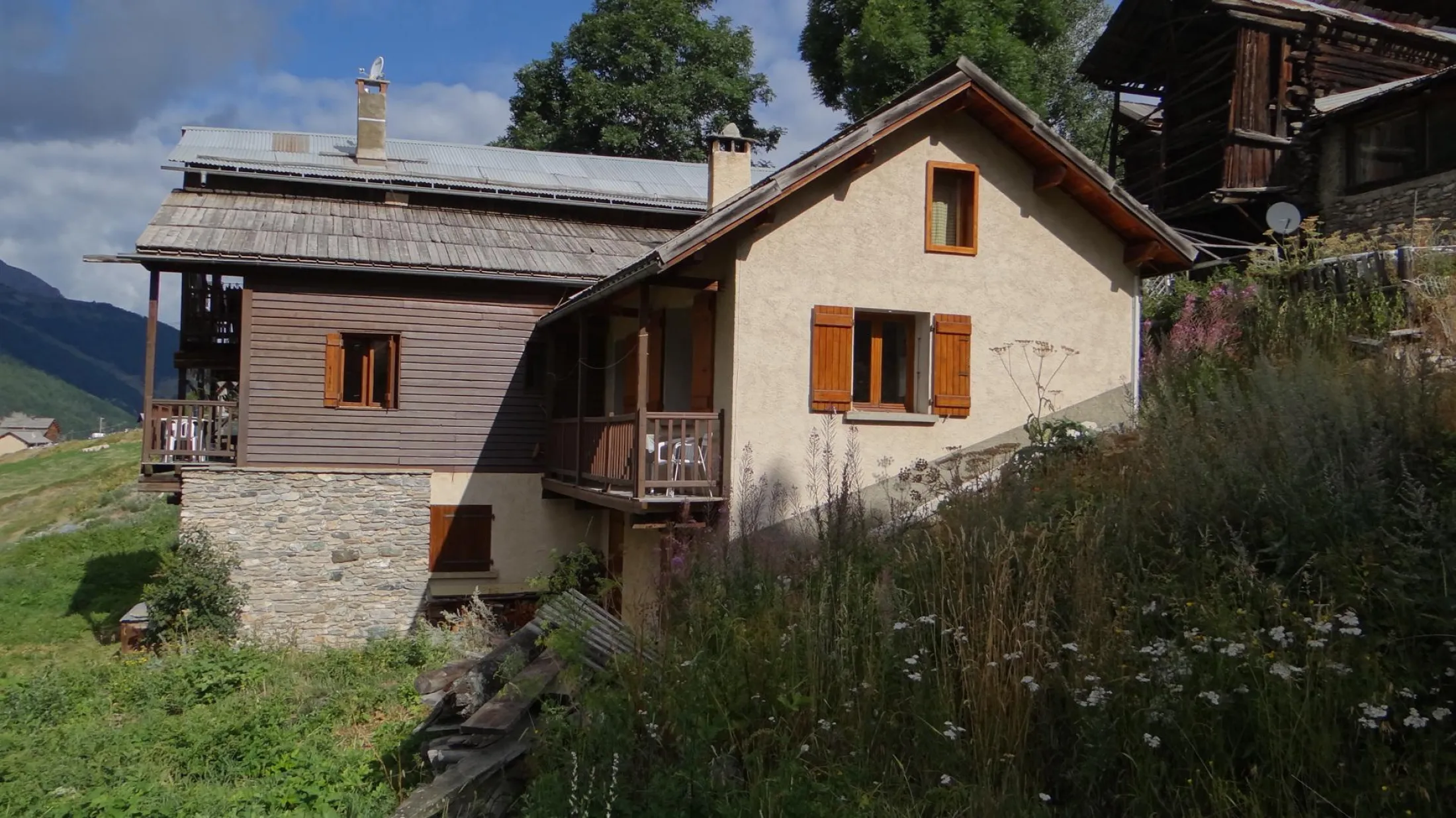 appartement situé dans la partie blanche de la façade et la partie boisée abrite la chambre avec balcon