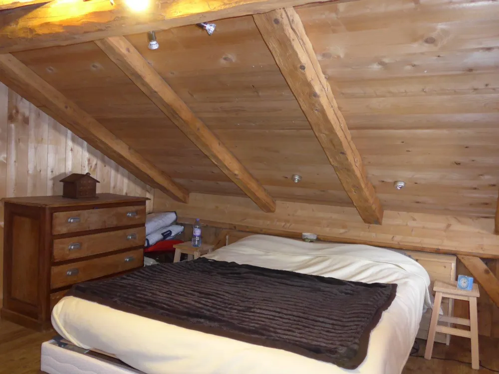 Une partie de la chambre principale.
