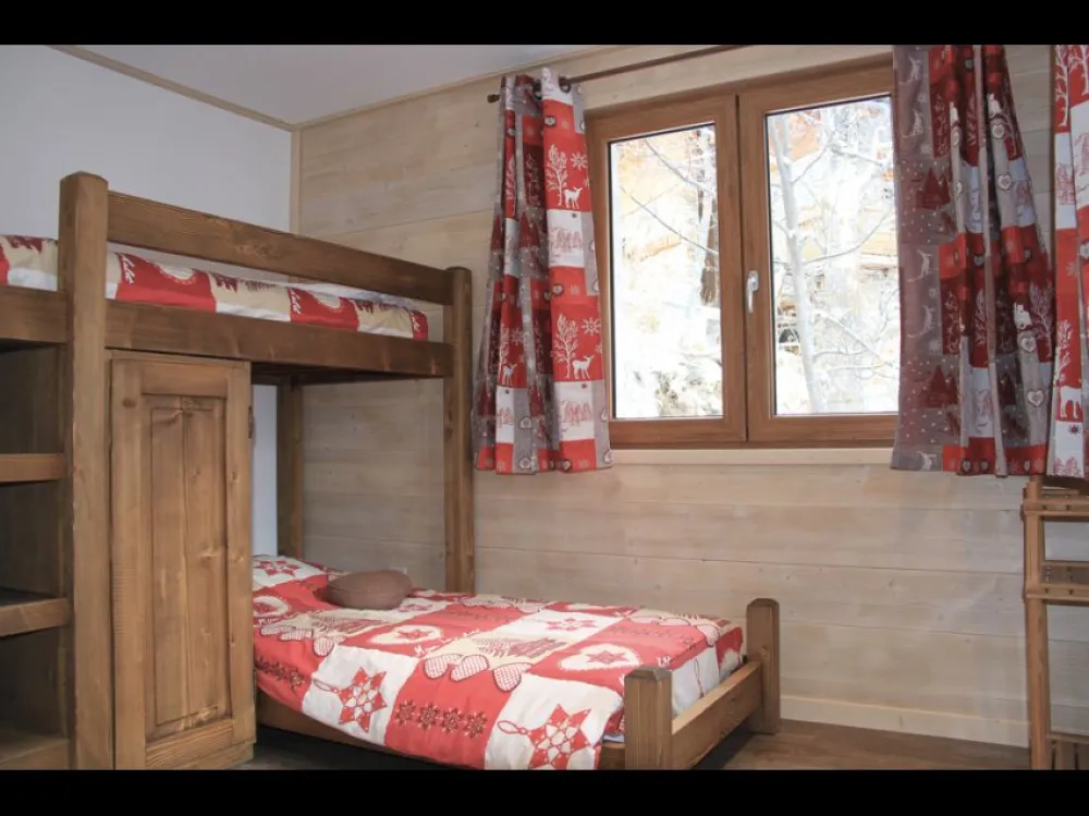CHAMBRE ENFANT OUVRANT SUR LE SEJOUR
