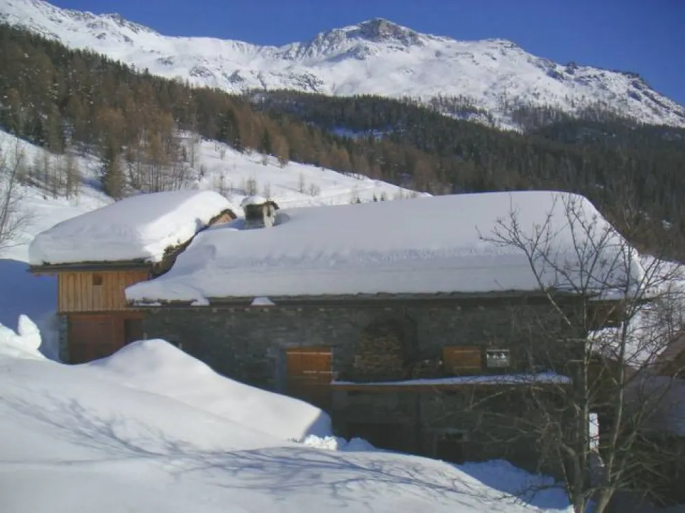 En arrière plan, le domaine skiable de Sainte-Foy.