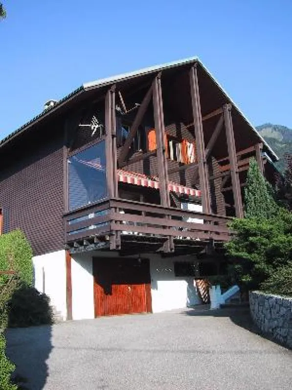Eté: facade sud du chalet avec grande terrasse