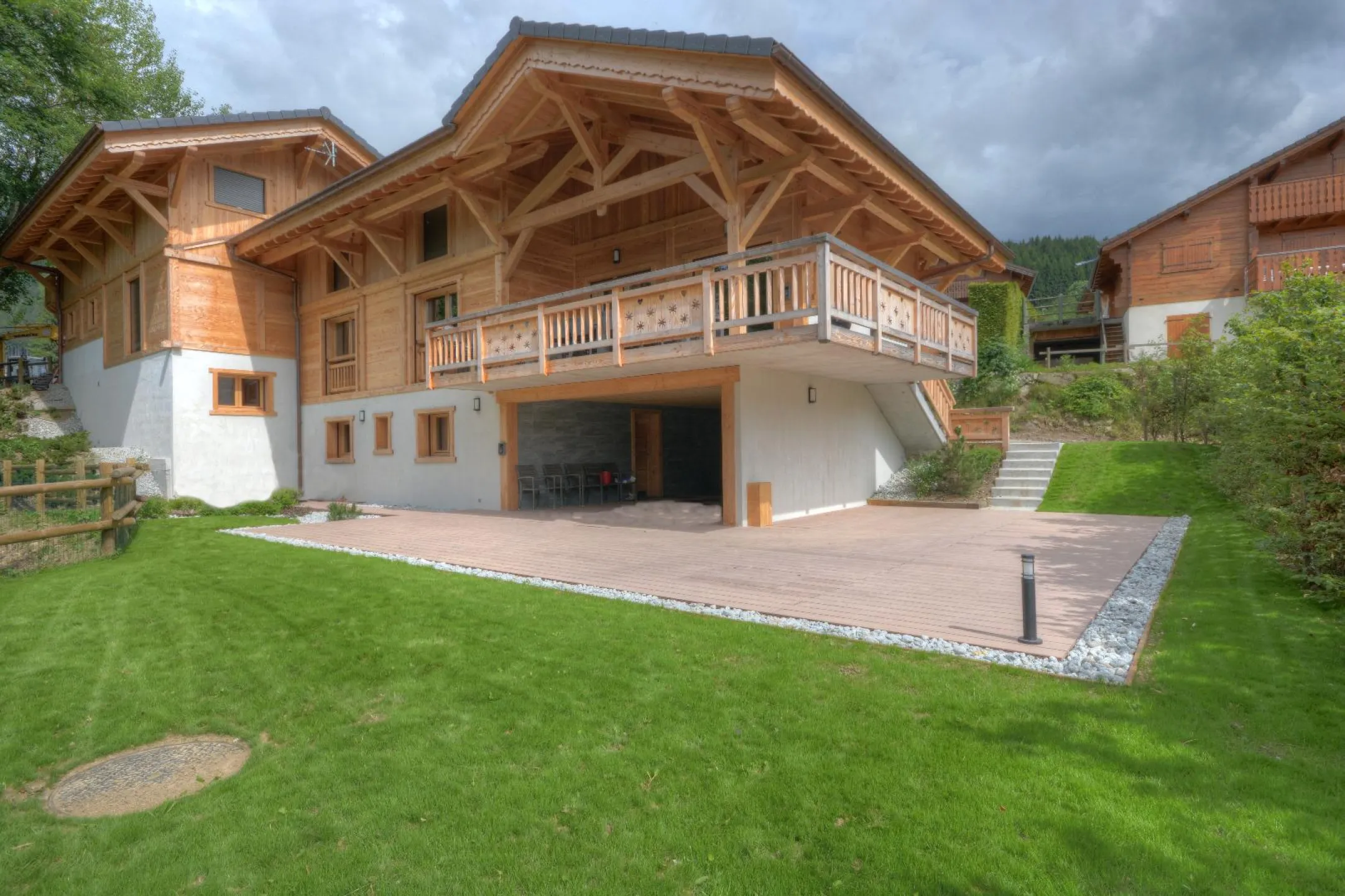 Le jardin du chalet en été avec ses terrasses
