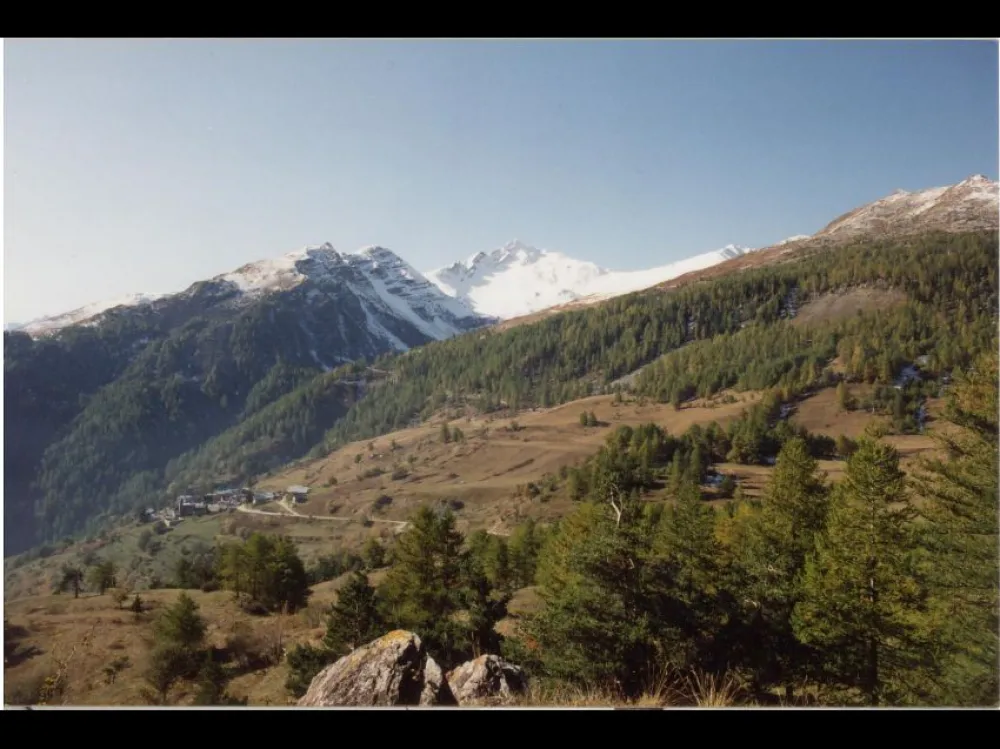 Albanne (1620 m) et Grande Chible (2932 m) à l'entrée (rive gauche) de la vallée de Valloire / Col du Galibier.
Nombreuses possibilités de randonnées été et hiver, ski de fond et raquettes au départ du village même.
Ski de piste à 100m