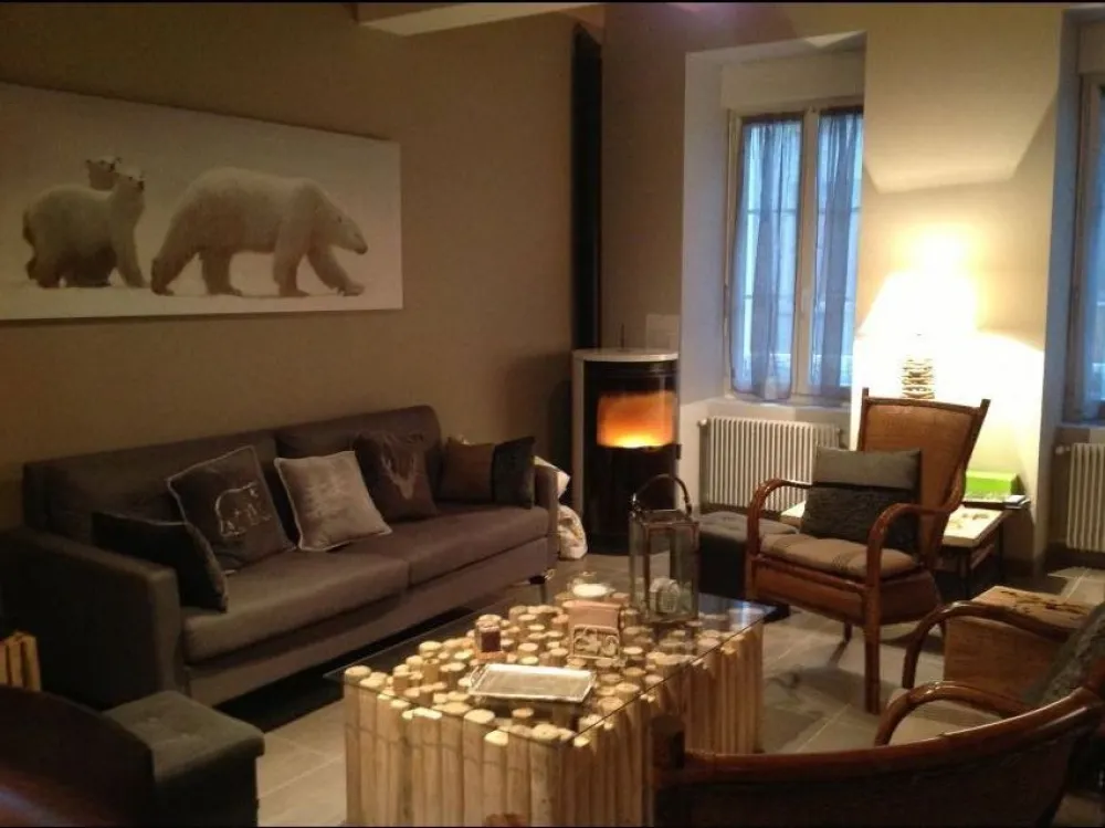 Son salon chaleureux avec la douceur de son poêle à granulés, tres performant .
Sa Deco montagne ,design ,caractères nobles des boiseries+ chauffage central ,radiateurs fonte .2 cumulus neufs pour l'eau chaude.
Maison entièrement rénovée ,isolée.Qualité