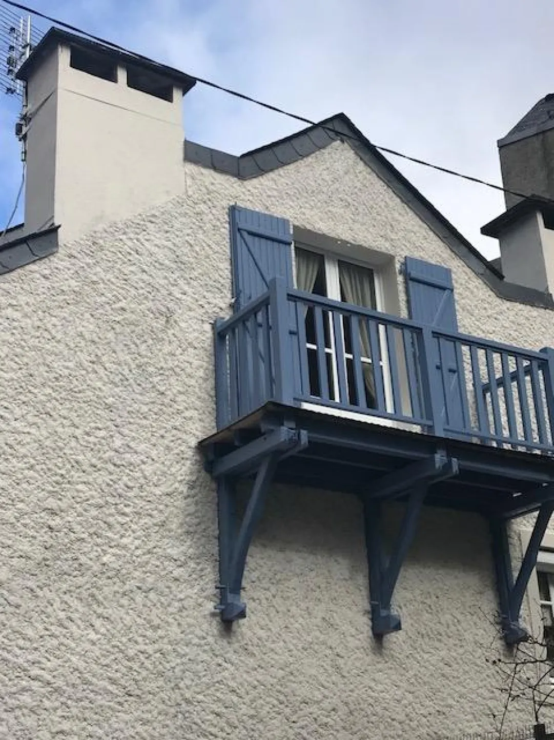 Nichée dans une petite rue tranquille et ensoleillée avec sa situation privilégiée accédant aux sentiers de randonnée