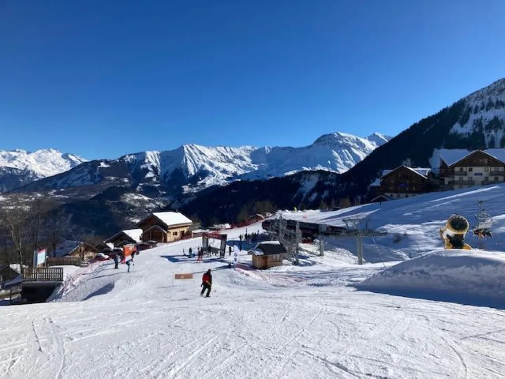vue extérieure du chalet situé à gauche du départ du télésiège