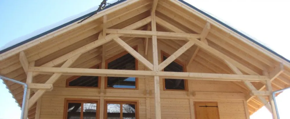  chalet bois traditionnel en poteaux poûtres