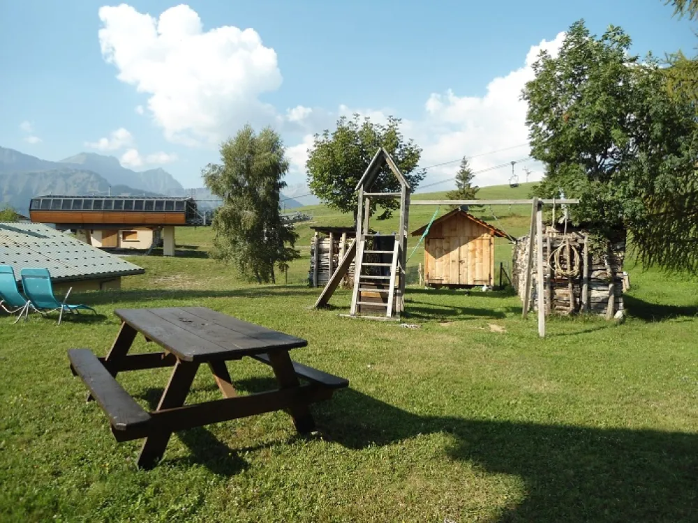COIN DETENTE AVEC PORTIQUE - TABLE ET SALON DE JARDIN - CHAISES LONGUES