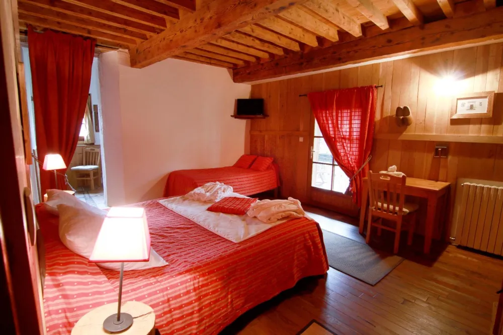 Chambre triple Sarrouyes
Capacité 3 personnes
1 lit 160/200 et 1 lit 90/200