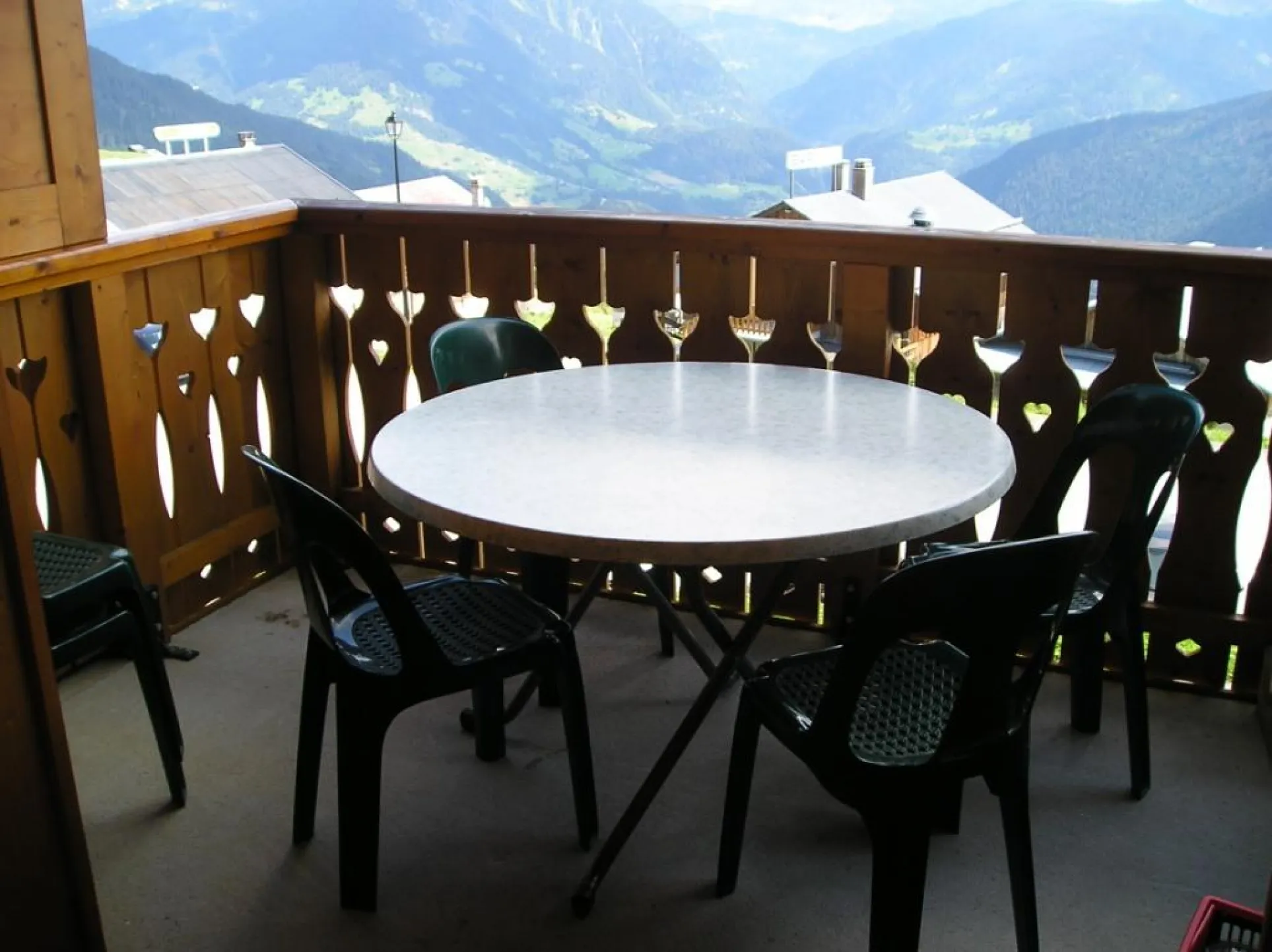 BALCON AVEC SALON DE JARDIN
